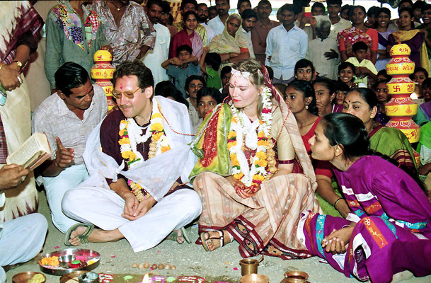  The wedding ceremony during the Sarvodaya Sammelan, Savarkundla, Gujarat, 1994.