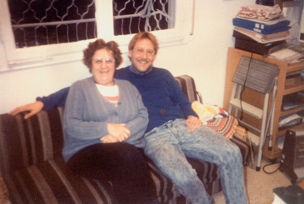 With Dr. Isa Sarid, the niece of Dr. Hermann Kallenbach, in her house in Haifa, Israel, 1989.