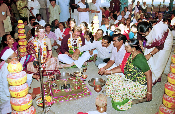  The wedding ceremony during the Sarvodaya Sammelan, Savarkundla, Gujarat, 1994.