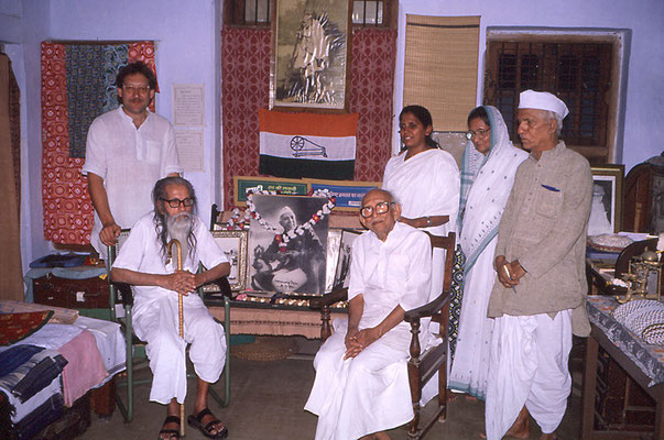 From left: Peter Rühe, Shivaji Bhave, Prabhudas Gandhi (both sitting), Shail, Madalsa Narayan and a Gandhian journalist at the residence of Madalsa Narayan at Gopuri, Wardha, 1986.