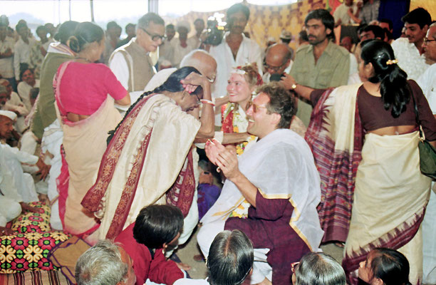 Receiving the blessings from veteran freedom fighter and mentor, Prabhudasbhai Gandhi and his daughter, Indira, after the wedding ceremony during the Sarvodaya Sammelan, Savarkundla, Gujarat, 1994.