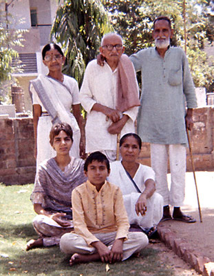 Prabhudas Gandhi with Gandhi scholar Prof. C.N. Patel and his wife (standing); sitting, from left: Deena Patel, Kapil Deshwal and Gargi Deshwal (daughter of Prabhudas Gandhi) at Ahmedabad, 1990.