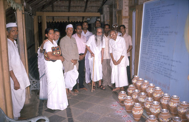 Shivaji Bhave (brother of Vinoba Bhave) and Prabhudas Gandhi on the terrace of "Gandhi Kutir", the house of Shriman Narayan and Madalsa Narayan (nee: Bajaj), Gopuri, Wardha, 1986. 2nd left: Shail; 3rd Left: Madalsa Narayan.