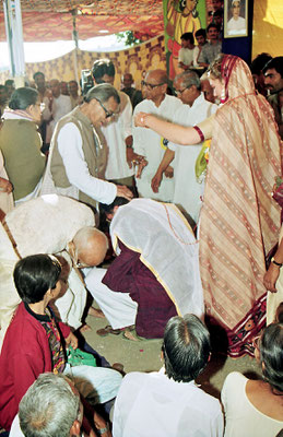 Receiving the blessings from veteran freedom fighter and mentor, Prabhudasbhai Gandhi and his daughter, Indira, after the wedding ceremony during the Sarvodaya Sammelan, Savarkundla, Gujarat, 1994.