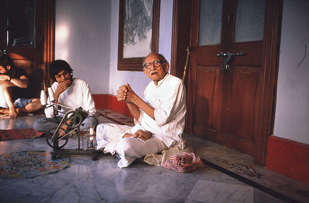 Prabhudas Gandhi and Sonal Shah delivering a lecture at Kasturba Ashram near Rajkot, January 1, 1988.
