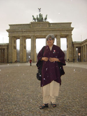 Ela Gandhi in front of the Brandenburg Gate, Berlin