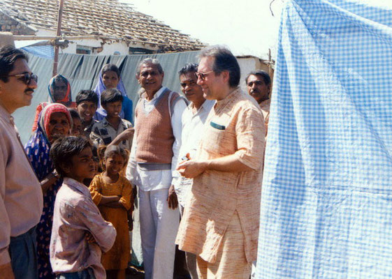 Peter Rühe and sarvodaya workers talking to surviving locals after the Gujarat Earthquake, 2001