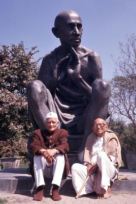 Prabhudas Gandhi and Anand Hingorani in front of a Gandhi statue at New Delhi, January 26, 1988.