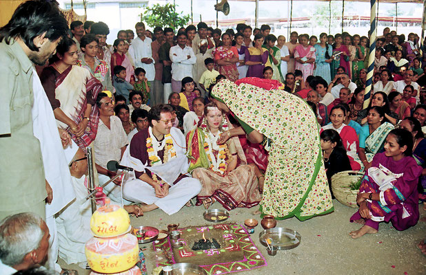  The wedding ceremony during the Sarvodaya Sammelan, Savarkundla, Gujarat, 1994.