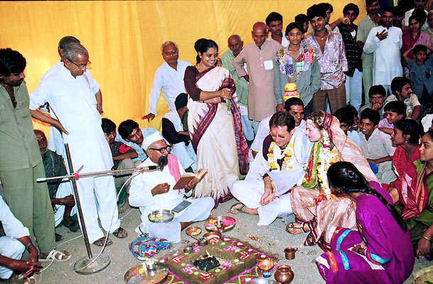  The wedding ceremony during the Sarvodaya Sammelan, Savarkundla, Gujarat, 1994.