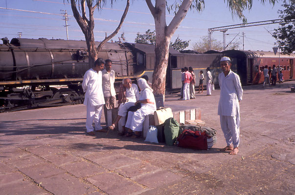 Prabhudas Gandhi and Nirmala Gandhi (daughter of Ramdas Gandhi, both centre) at Wardha-East railway station, 1986.
