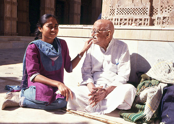 Prabhudas Gandhi with his granddaughter Suruchi Deshwal at Palitana, Gujarat, 1990.