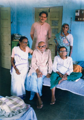 With Prabhudasbhai Gandhi, his wife Ambadevi and their daughter Indira (all front) Rajkot, 1993.