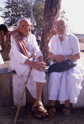 Prabhudas Gandhi and Nirmala Gandhi (daughter of Ramdas Gandhi) at Wardha-East railway station, 1986.