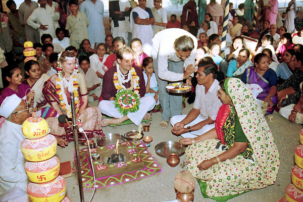  The wedding ceremony during the Sarvodaya Sammelan, Savarkundla, Gujarat, 1994.