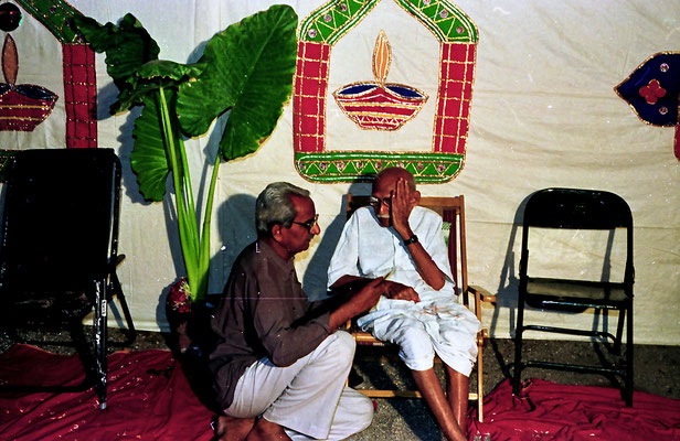 Prabhudasbhai Gandhi during the reception at Rashtriyashala Ashram, Rajkot, Gujarat, 1994.