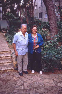 Dr. Isa Sarid (right), daugther of Dr. Hermann Kallenbach's niece Hanna Lazar, and her husband, Meyer Sarid. Photograph: Peter Rühe