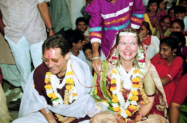  The wedding ceremony during the Sarvodaya Sammelan, Savarkundla, Gujarat, 1994.