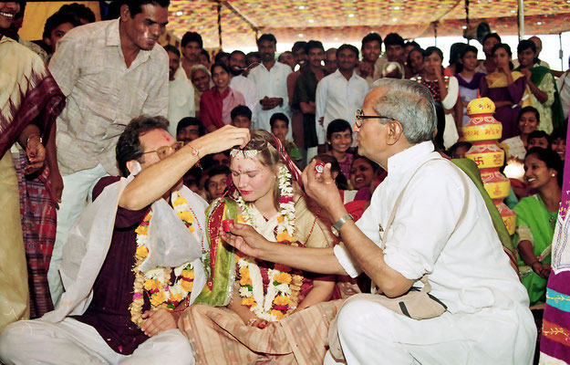 The newly wed couple receiving blessings and presents during a reception at Rashtriyashala Ashram, Rajkot, Gujarat, 1994.