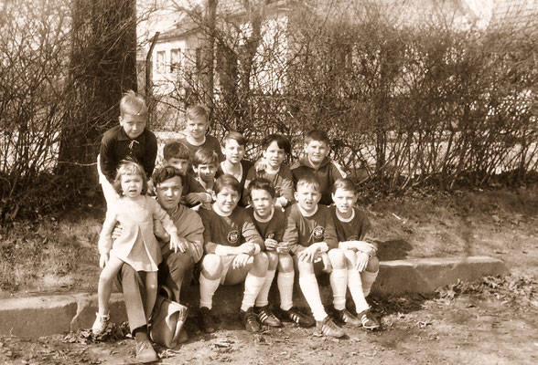 With his football team of Polizei SV and sister Corinna, 1968.