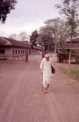 Prabhudas Gandhi walking at Sevagram Ashram, Wardha, 1986.