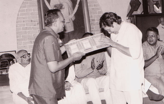 During the award ceremony for life achievements from the Gujarati Writer's Association at Rashtriyashala, Rajkot, 1993. 