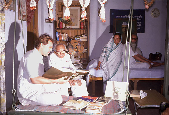 Peter Rühe talking with Prabhudas Gandhi at the residence of Madalsaben Narayan in Gopuri, Wardha, 1986. Background: Madalsaben Narayan and Shivaji Bhave (brother of Vinoba Bhave).