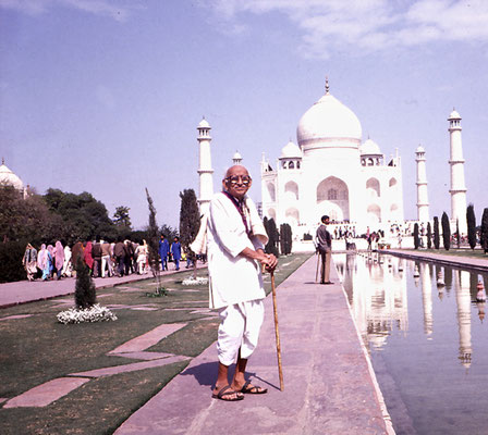 Prabhudas Gandhi in front of Taj Mahal, Agra, January 25, 1988.