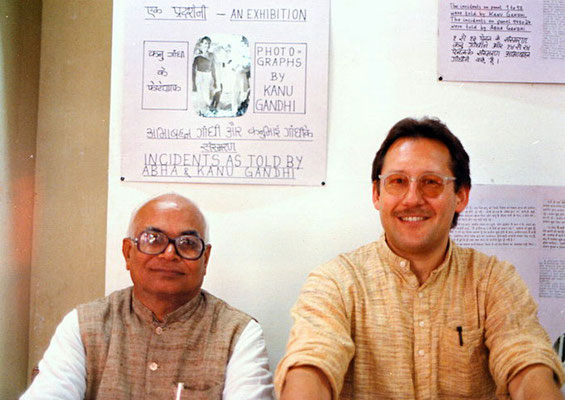 Amrutbhai Modi, secretary Sabarmati Ashram, and Peter Rühe at the launch of his exhibition “Our Days With Bapu”, Ahmedabad, 1991
