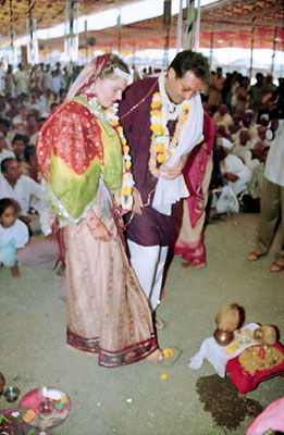  The wedding ceremony during the Sarvodaya Sammelan, Savarkundla, Gujarat, 1994.