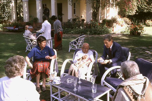 German Journalist Dr. Gabriele Venzky, Prabhudas Gandhi and German Deputy-Embassador Dr. Hellmut Schatzschneider (from left) at the residence of Dr. Schatzschneider in New Delhi, 1986.