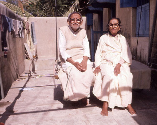 Prabhudas Gandhi with his wife Amba at Rashtriyashala, Rajkot, 1986.