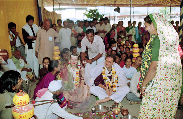  The wedding ceremony during the Sarvodaya Sammelan, Savarkundla, Gujarat, 1994.