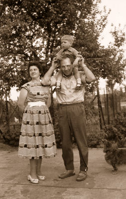 With his parents, 1960.