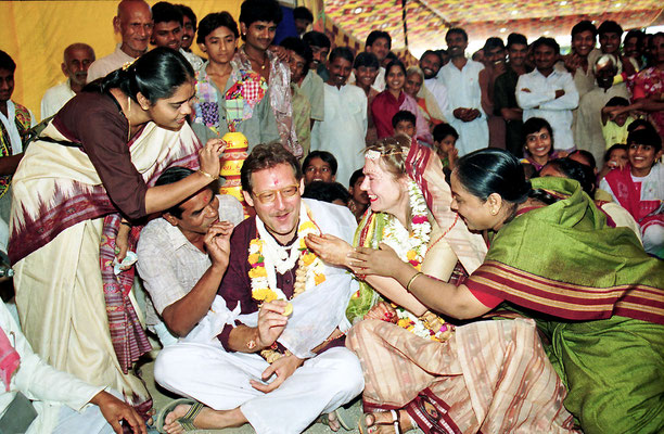  The wedding ceremony during the Sarvodaya Sammelan, Savarkundla, Gujarat, 1994.