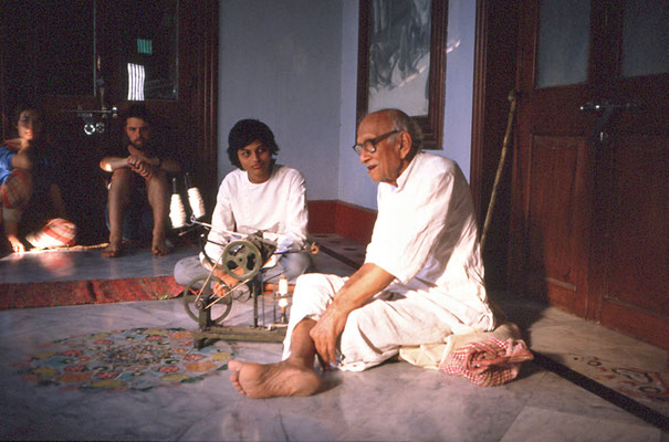Prabhudas Gandhi and Sonal Shah delivering a lecture at Kasturba Ashram near Rajkot, January 1, 1988.