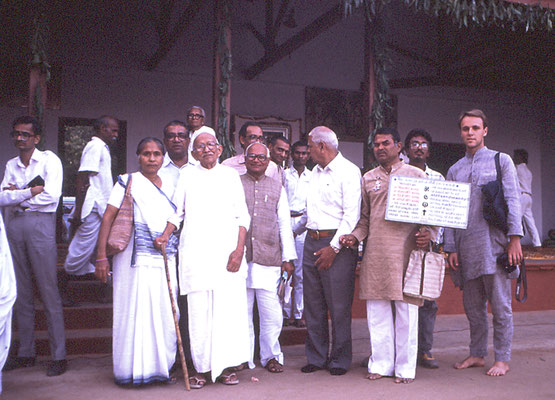 At Sabarmati Ashram, Ahmedabad, January 30, 1990. Front (from left): daughter Gargi Deshwal, Jitendra Desai (back, manager Navajivan), Prabhudas Gandhi, Amrutbhai Modi, ?, ?, Andrew Wilson.