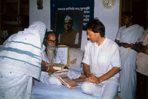 With Shivaji Bhave, the brother of Vinoba Bhave, in the house of Madalsabehn Bajaj, Gopuri, 1989. Left: Madalsabehn, right: Shail, member of Vinoba's ashram Brahma Vidya Mandir, Paunar.