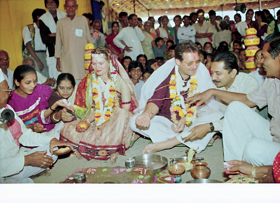  The wedding ceremony during the Sarvodaya Sammelan, Savarkundla, Gujarat, 1994.