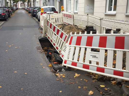 Mit einem Rad in der Baugrube.