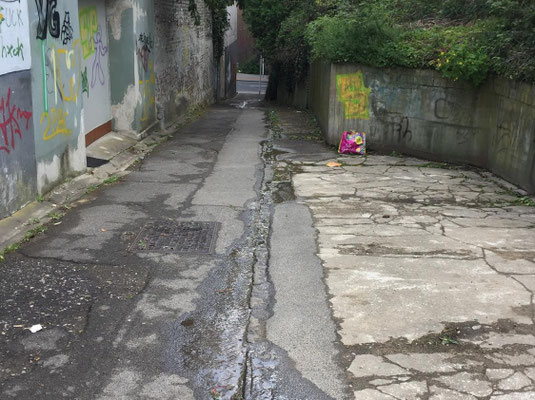 In dieser hohlen Gasse muss er stehen.