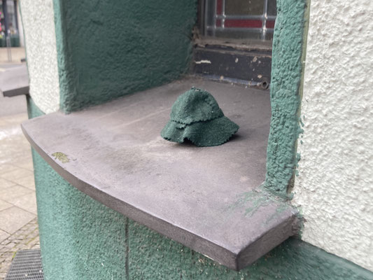 Hutablage, farblich abgestimmt.