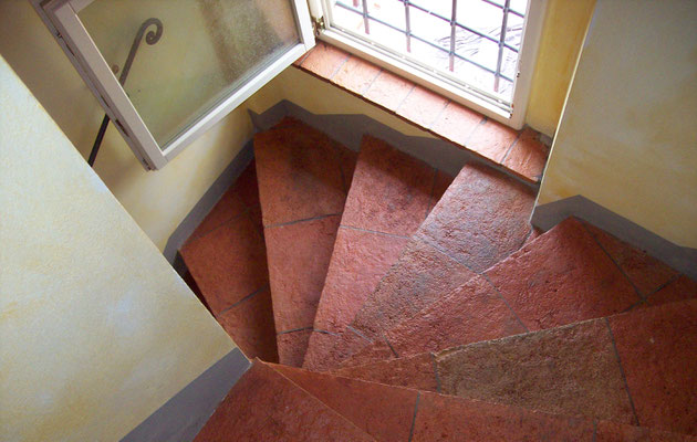 Sabbiatura e trattamento scala in cotto fatto a mano