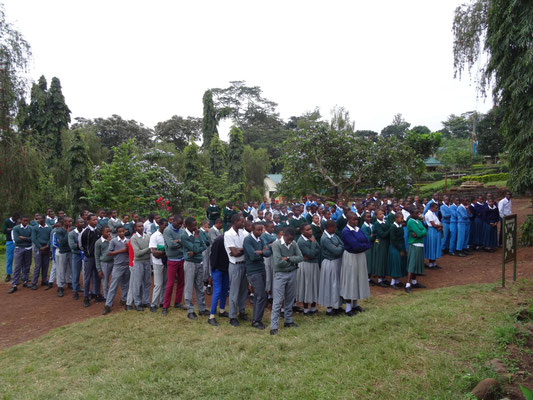 SchuelerInnen der Kishumundu Secondary School bei der Begruessung