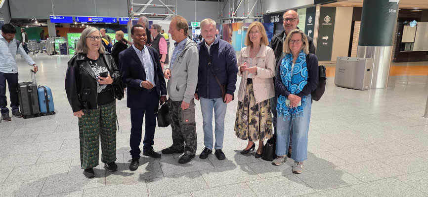 Verabschiedung von Ewald am Flughafen. Bild: Winfried Sommer