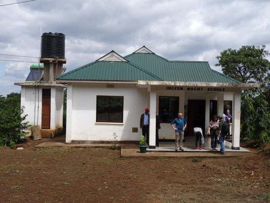 ... wurde durch Helfen macht Schule zu einer Lehrerunterkunft fertig gebaut.