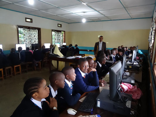 Der neue Computerraum mit einheitlichen, gebrauchten Geräten aus der Kopernikusschule, deren Transport in die tansanische Schule Helfen macht Schule finanziert hat.
