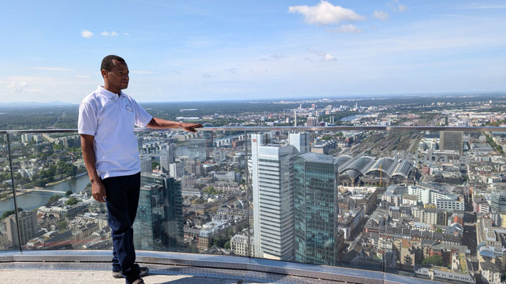 Blick über Frankfurt mit seinem Hauptbahnhof.