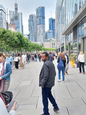 Frankfurt auf der Einkaufsstraße Zeil..