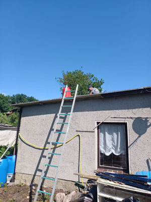 Joachim bei der Reparatur des Daches in Garten 49